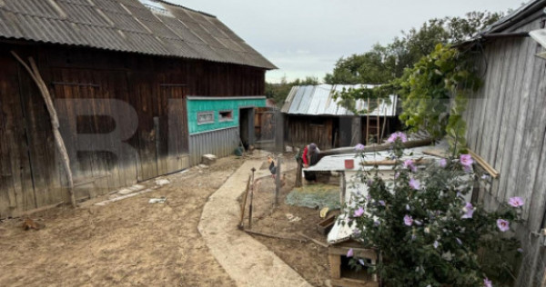 Casa batraneasca, 65 mp si teren intravilan 5600 mp, Adancat