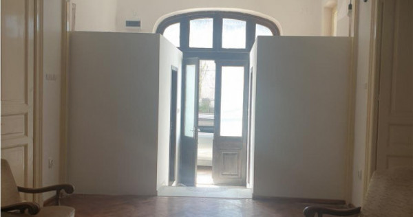 Casa cu etaj,teren 400 mp, pretabila : clinica, gradinita, b