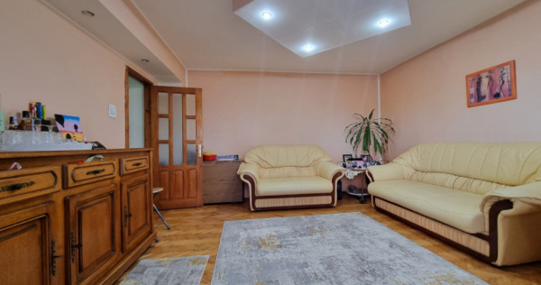 Neagoe Vodă- 3 camere decomandate/două balcoane/privelișt