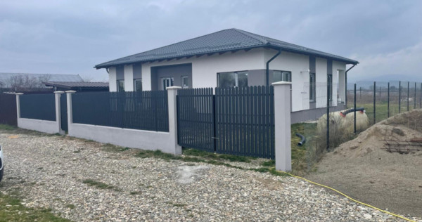 Casă modernă la cheie în Cărpiniș – tot confortul pe