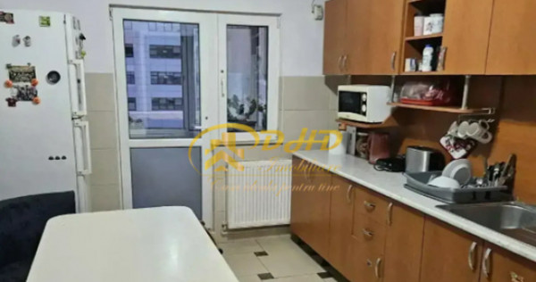 Vand apartament cu 3 camere, decomandat pe Poitiers