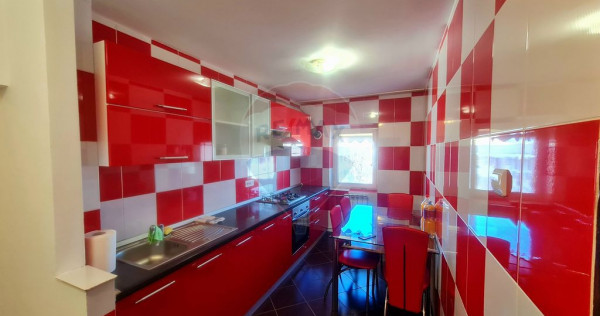 Apartament cu 3 camere de închiriat în zona Central