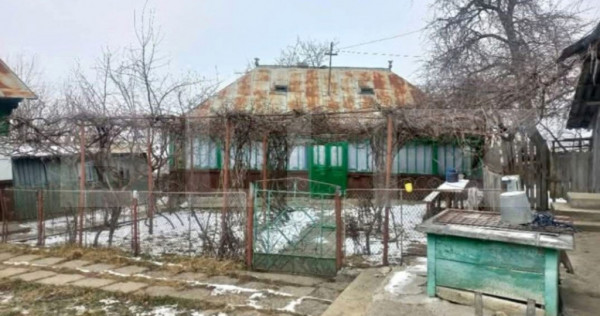 Casa batraneasca, 40 mp si teren intravilan de 2700 mp, loc.