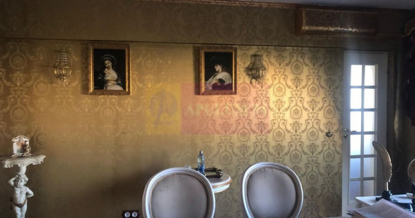 Apartament unic decorat &icirc;n stil clasic baroc, Camera de ...