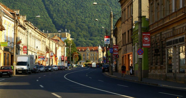 FILM! Stradal imobil, pe doua camere garaj propriu, Centra