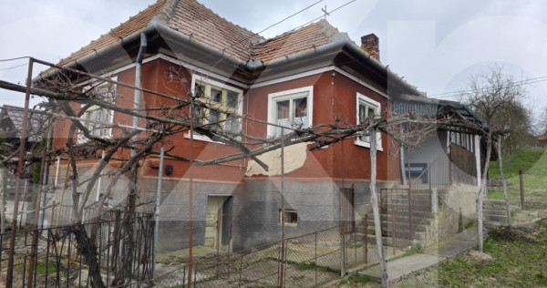 Casă + anexe gospodărești pe teren generos &icirc;n Rediu, com