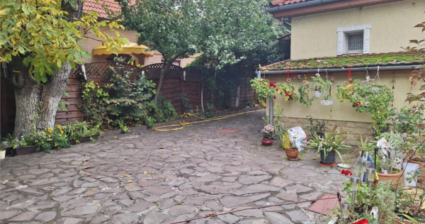 Casa Bartolomeu, pe doua nivele, stil deosebit, curte comuna