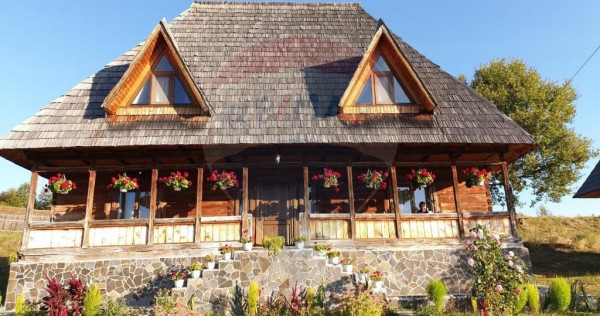 Casă stil maramuresan 4 cam, 4 bai, teren 1500mp, Maramures