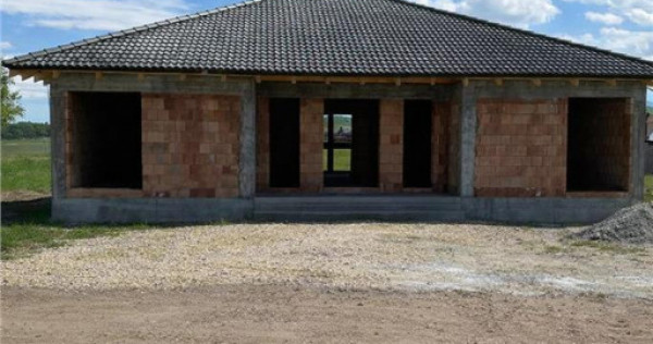 Casa la 15 minute de Brasov, DJ 112A, la rosu sau finalizata