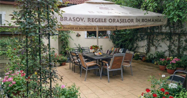 Casa Bartolomeu, pe doua nivele, stil deosebit, curte comuna