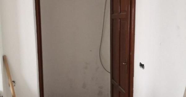 Apartament 3 camere decomandate, et. 1, zona Crinilor