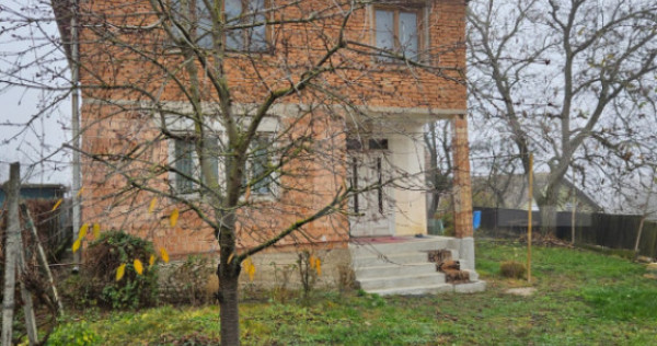 Casa la rosu 91 mp utili, 976 mp teren, in Luna, langa Campi