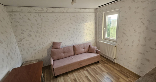 Cameră de cămin cu baie proprie,geam la baie,renovată complet