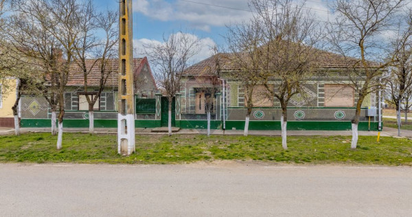 Casă 4 camere + anexe, teren 760 mp &ndash; Pilu, jud. Arad