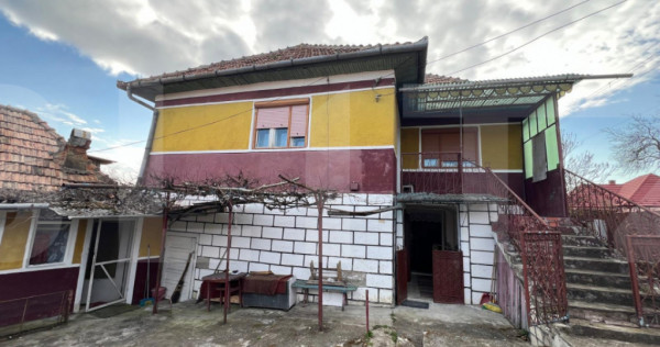 Casa renovabila de vanzare cu teren de 2100 mp
