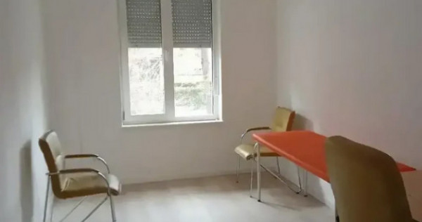 Apartament 3 camere, semidecomandat - zona Centrul Civic