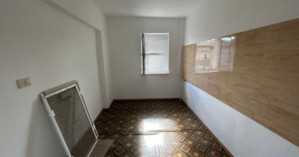 Apartament cu 2 camere de , etaj 4, zona Sud