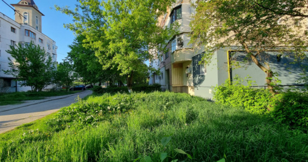 Apartament 2 camere decomandate, &icirc;nsorit, etaj intermediar/