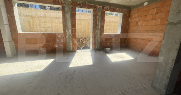 Apartament cu 3 camere, dispus pe două niveluri, cu gradina