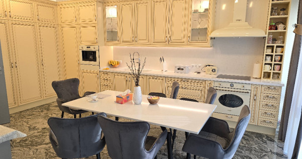 Vand apartament 4 camere deosebit in Deva, zona bld. Decebal, et. 1
