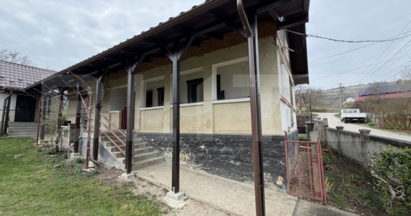 Casă cu 3 camere &icirc;n suprafață de 80 mp și un teren de 2