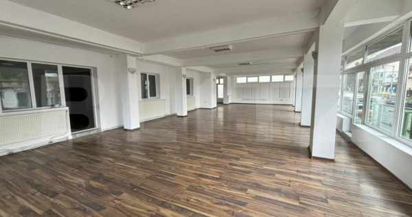 Spatiu comercial de vanzare, 5 incaperi, 220 mp, zona centra