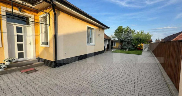 Două case, o singură curte: Spațiul ideal pentru familia
