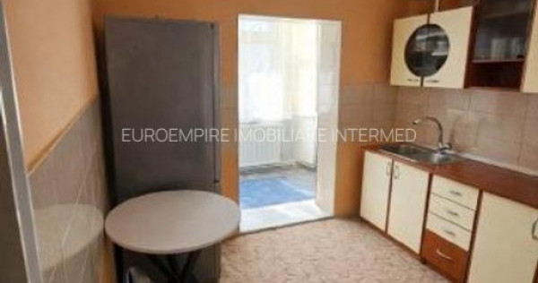 Apartament cu 3 camere, decomandat, zona POARTA 6