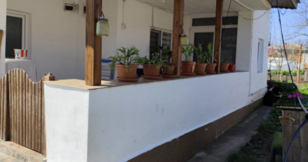 Casă renovată complet, 1800 mp teren, zonă liniștită &icirc;