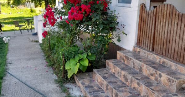 Casă renovată complet, 1800 mp teren, zonă liniștită &icirc;
