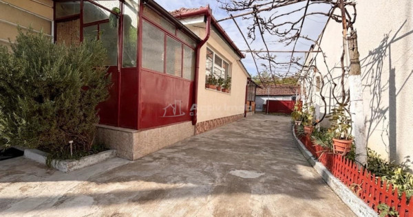 Casa pe un nivel, 500 mp teren, langa Palatul Baroc Orade...