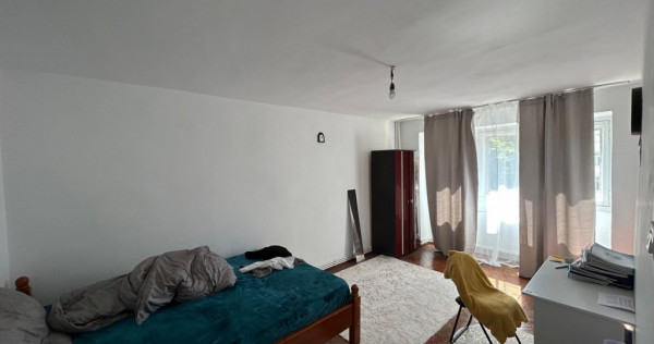 Garsoniera de etaj 3, zona Ceasul Rau