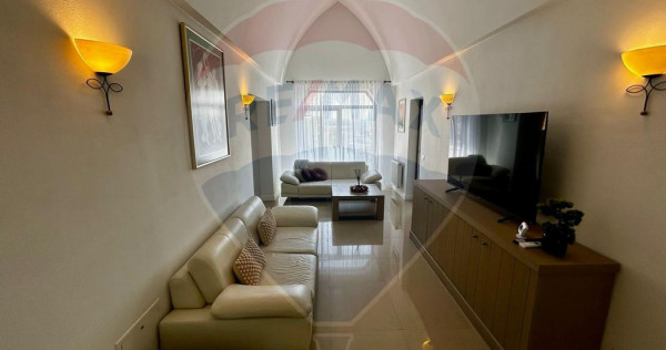 DE INCHIRIAT: Apartament la casa, curte privata si terase...