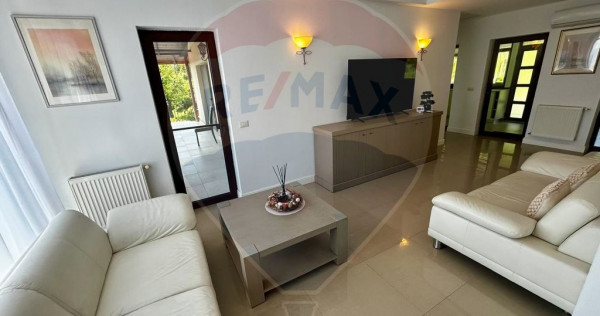 DE INCHIRIAT: Apartament la casa, curte privata si terase...