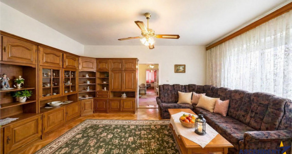 Casa cu spatiu comercial, 1.000mp teren anexe, areal Central