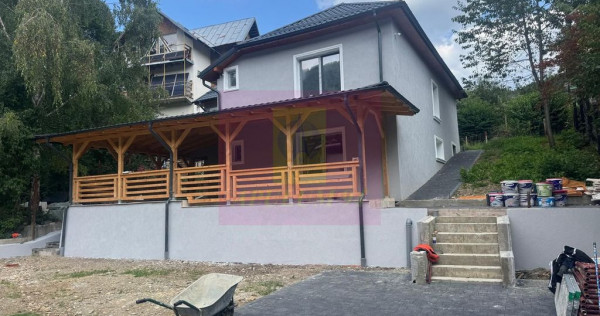 Casa de vanzare cu 2 apartamente in Azuga