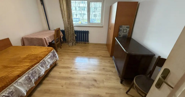 Inchiriez 1 camera intr-un apartament cu 3 camere central