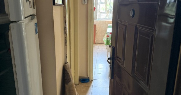 Vand apartament 2 camere confort 1 semidecomandat Crizantemelor