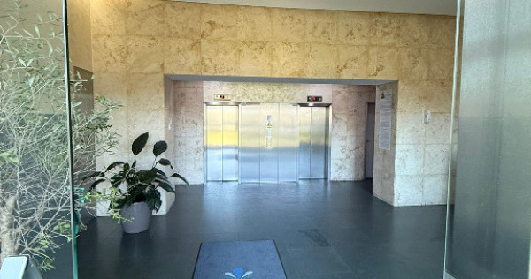 Apartament cu 2 camere si 2 bai, renovat in totalitate, Asmita Gardens