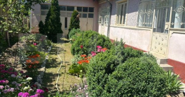 Casa cu garaj si teren + anexe, 100 mp, zona Produlești