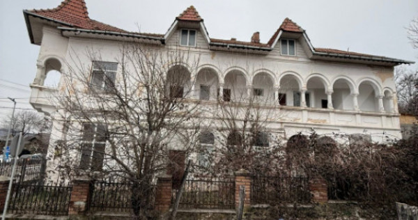 Clădire P+1 cu 9 camere și Terasă Spectaculoasă, Ideală