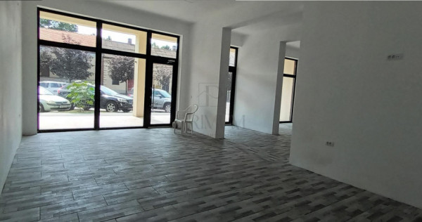 Spatiu Comercial cu 3 usi din sticla si vitrine mari - Elisa