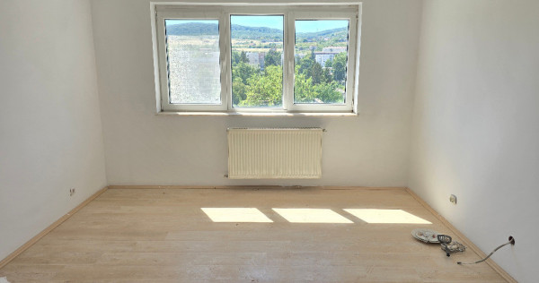Vand apartament cu 2 camere decomandat Deva, zona Eminescu (Politie)