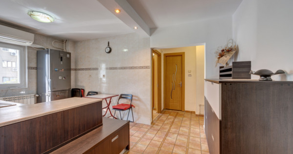 Apartament 3 camere adiacent Decebal, decomandat, 2 bai, loc