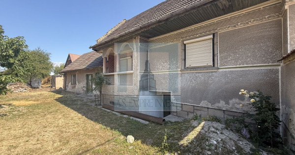 Casa 3 camere, beci ,teren 610 mp + grădină 620 mp-Loc....