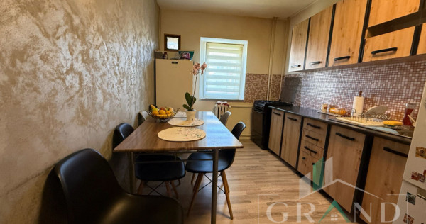 Apartament 3 camere decomandate, etaj intermediar, &icirc;n Grigo