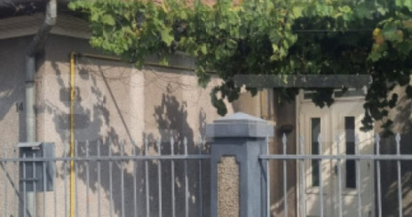 Casa cu 2 camere curte si gradina
