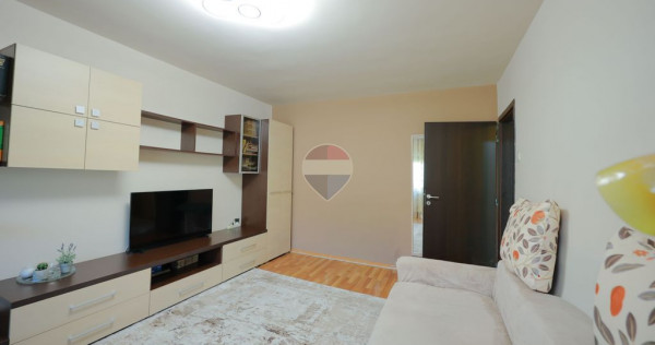 De v&acirc;nzare apartament cu 3 camere , pe Strada Sovata - O...