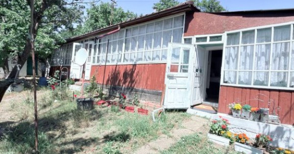 Casa batraneasca in Burlesti, comuna Unteni
