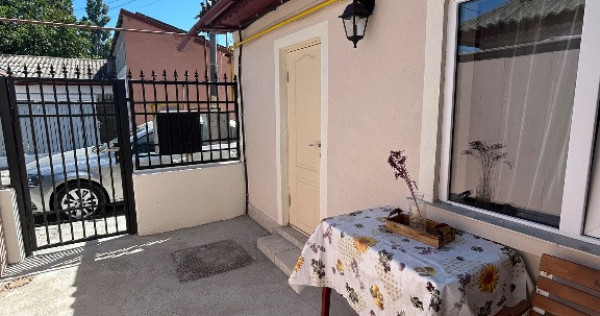 V&acirc;nd casă cu 3 camere cartier Palas, Constanța